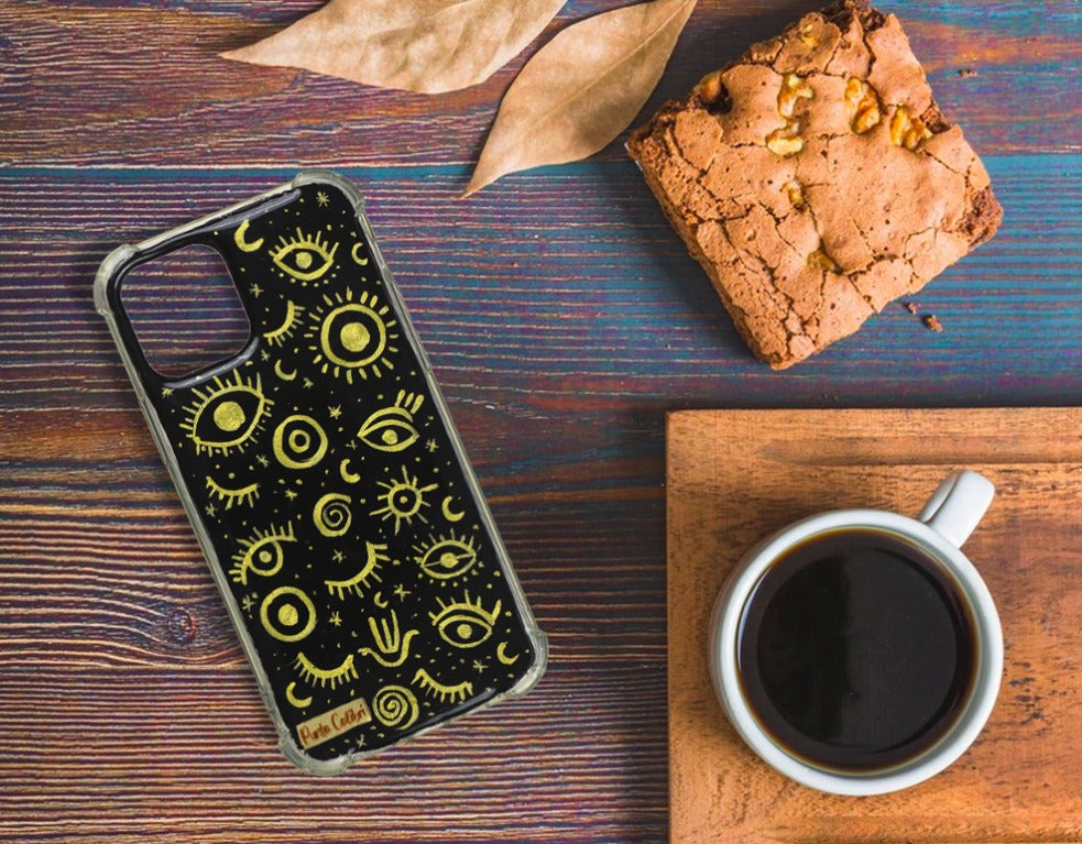 Funda negra con ojo dorado