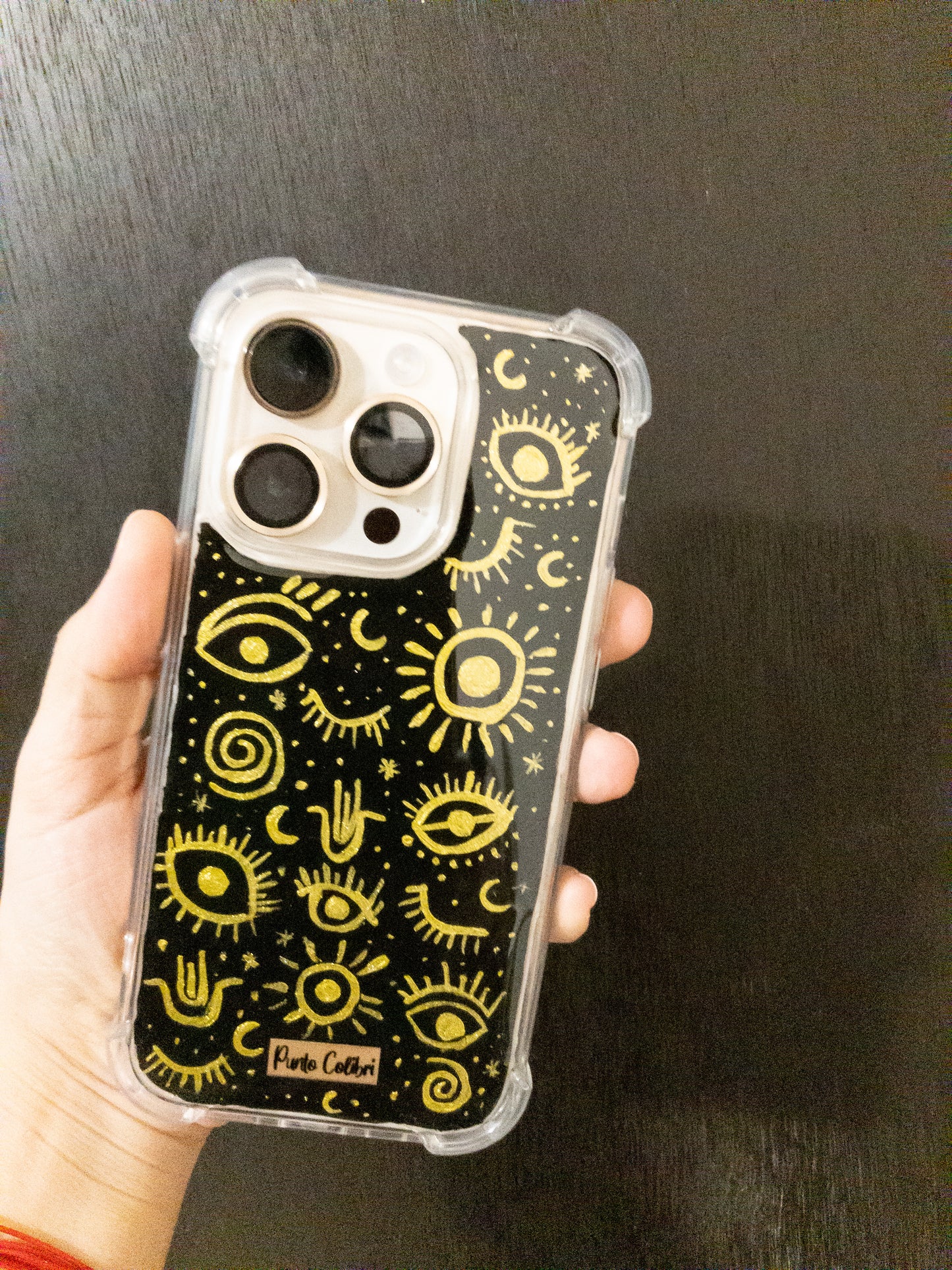 Funda negra con ojo dorado