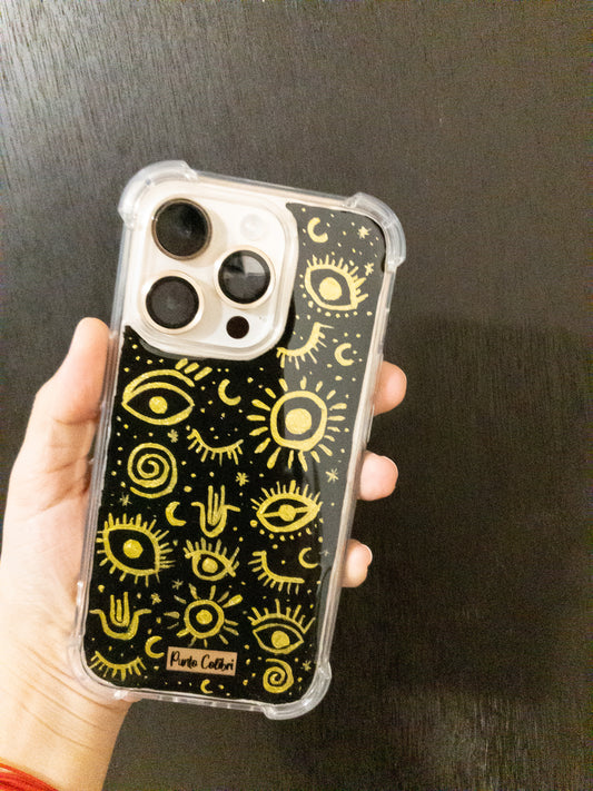 Funda negra con ojo dorado